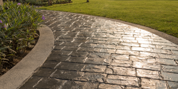 Construction-ABL-Paiva-installation-de-trottoir-en-beton-imprime